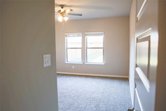 Building Photo - 5615 Cedar Cres Ct