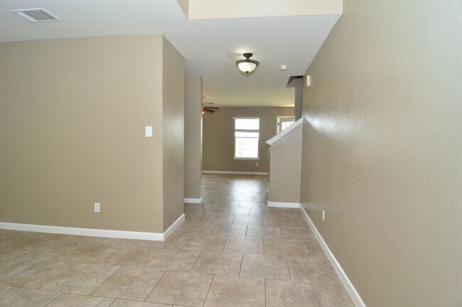 Building Photo - 3 bed/2.5 bath with granite countertops an...