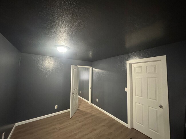 Building Photo - y80215