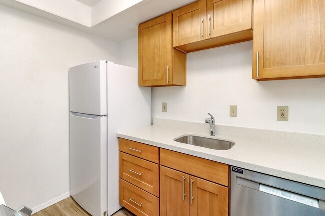 Building Photo - Bellevue Manor Condo, Great Location acros...