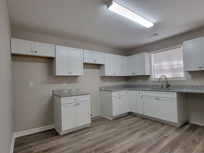 Building Photo - 7127 Lamar Ct
