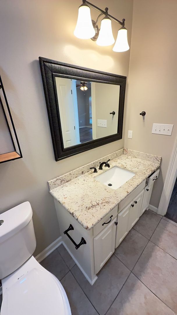 Building Photo - 3 Bedroom 2 Bath home located in coveted L...