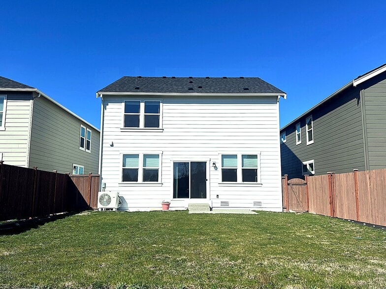 Building Photo - 1388 SW Pendleton Way