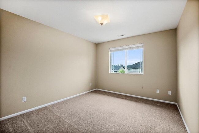 Building Photo - Spacious Spanaway Home w/ A/C & 5 Bedrooms...