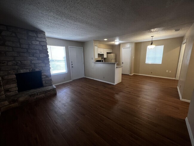 Building Photo - 9806 Roxanna Dr