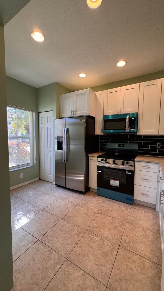 Building Photo - 6422 Park Lake Cir