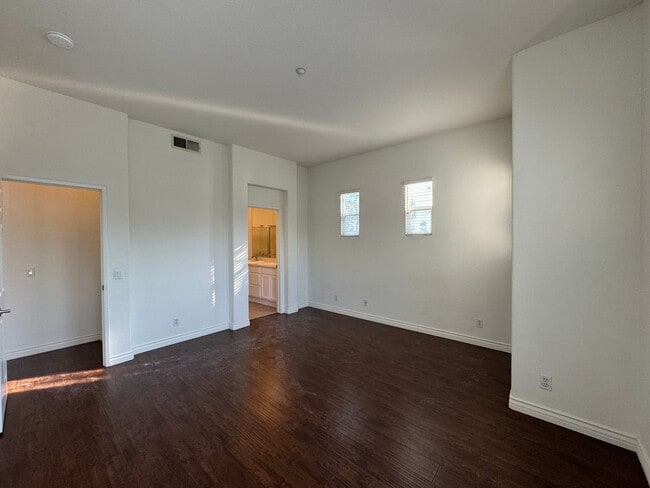 Building Photo - Beautiful 3 Bd/2Ba Spacious Home in Fuller...