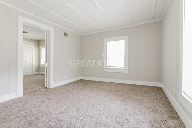 Building Photo - NOW OFFERING 1/2 MONTH FREE IF LEASE SIGNE...