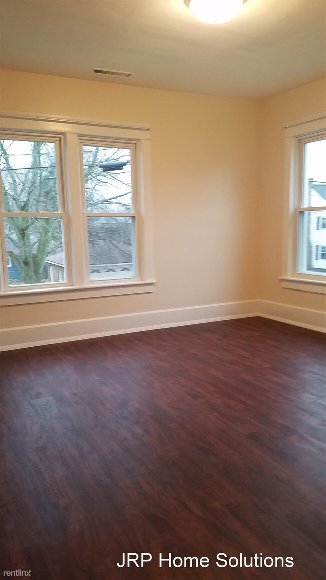 Building Photo - 2 br, 1 bath Triplex - 736 1/2 Carlton Blv...