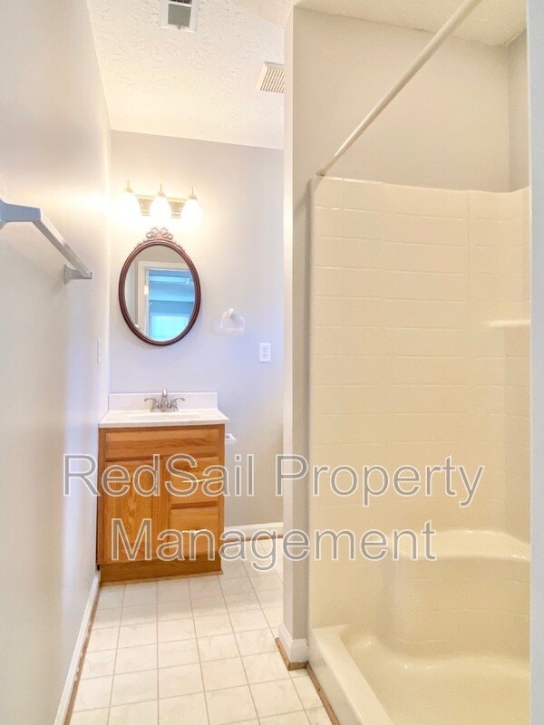 Building Photo - 102 Thunderbird Ln