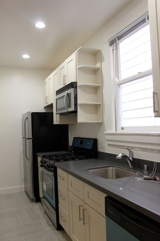 Building Photo - 2BR. Private Patio! Parking! DISHWASHER! On-Site LAUNDRY! HARDWOOD!
