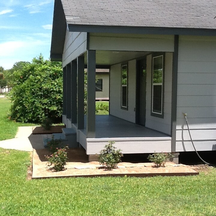 Beautiful large porch. - 429 W 2nd St
