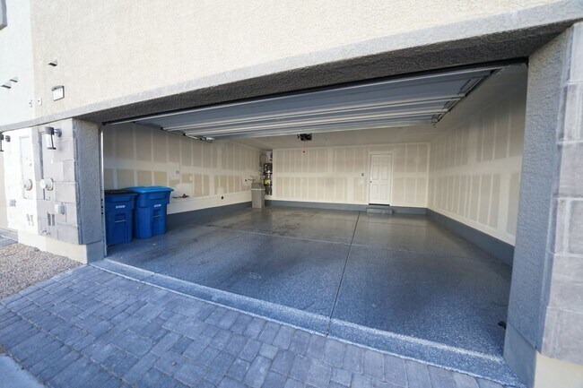 Building Photo - Showings Available Now