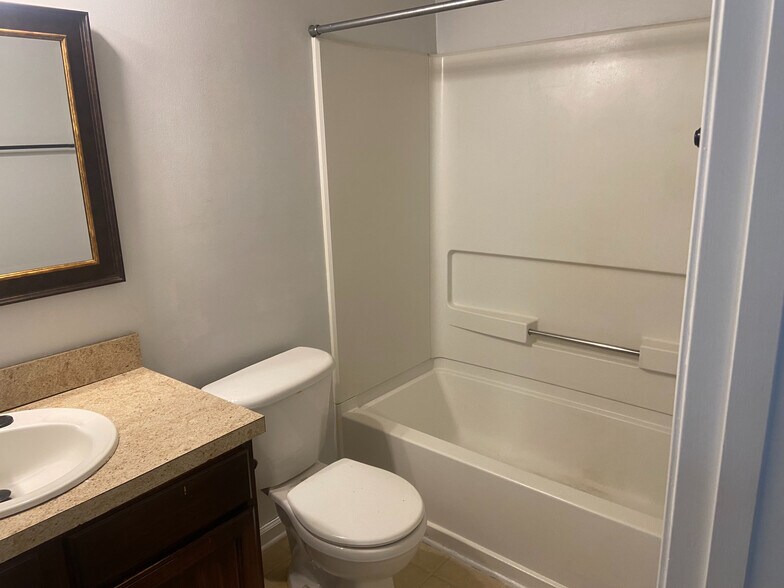 Building Photo - Room in Townhome on Waverly Hills Dr