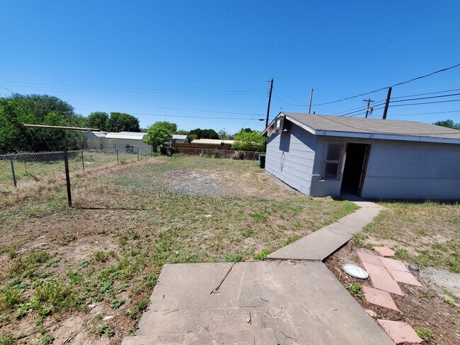 Building Photo - 2102 Raney St