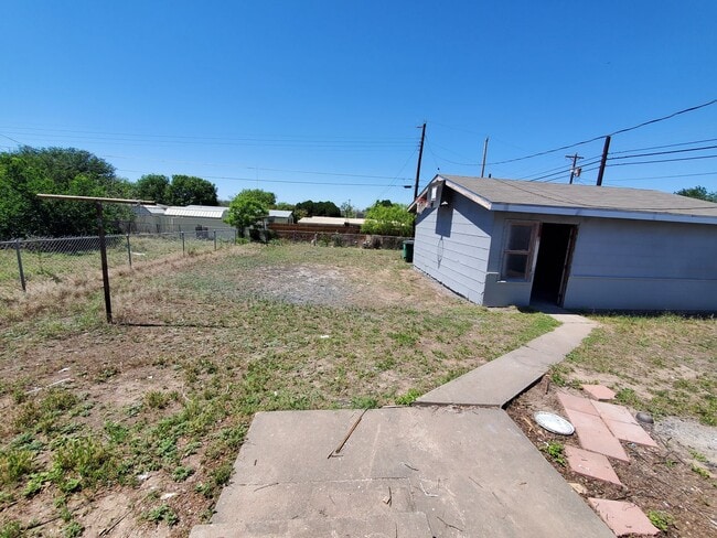 Building Photo - Remodeled 3-bedroom 1 bath home with large fenced in back yard!