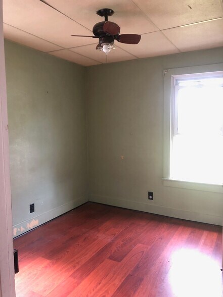Middle Bedroom - 1221 W Walnut St