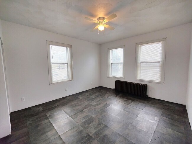 Building Photo - *Spacious 2BD/1BA Single-Family Home Available in Oakland*