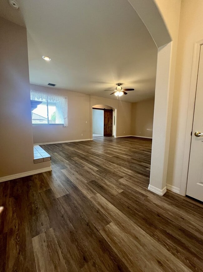 Building Photo - Gorgeous home in Viewpoint!