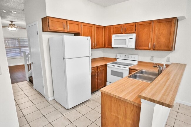 Building Photo - 12210 Apricot Dr
