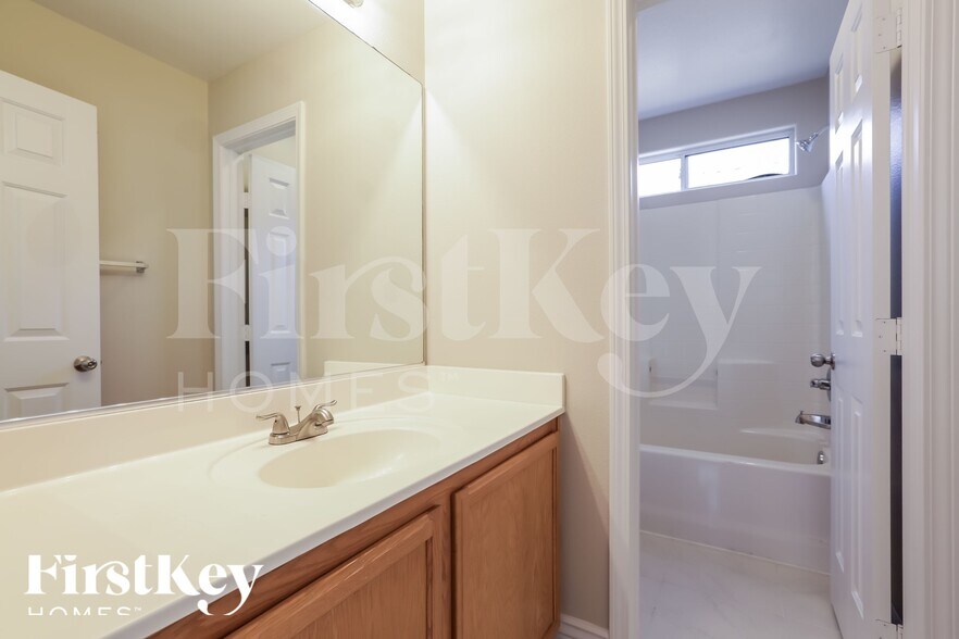 Building Photo - 5681 Woods Crossing St