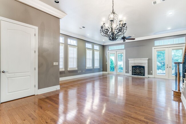 Building Photo - LUXURY 3-BEDROOM TOWNHOME IN ALAMO HEIGHTS