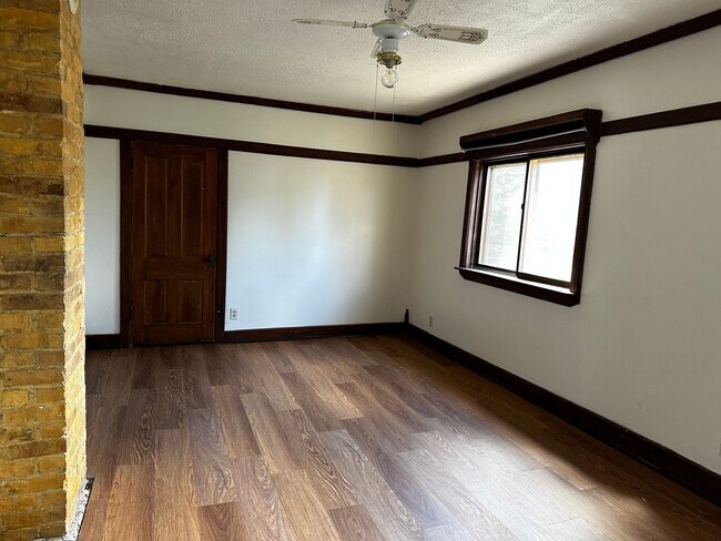 Building Photo - 343-343 College St