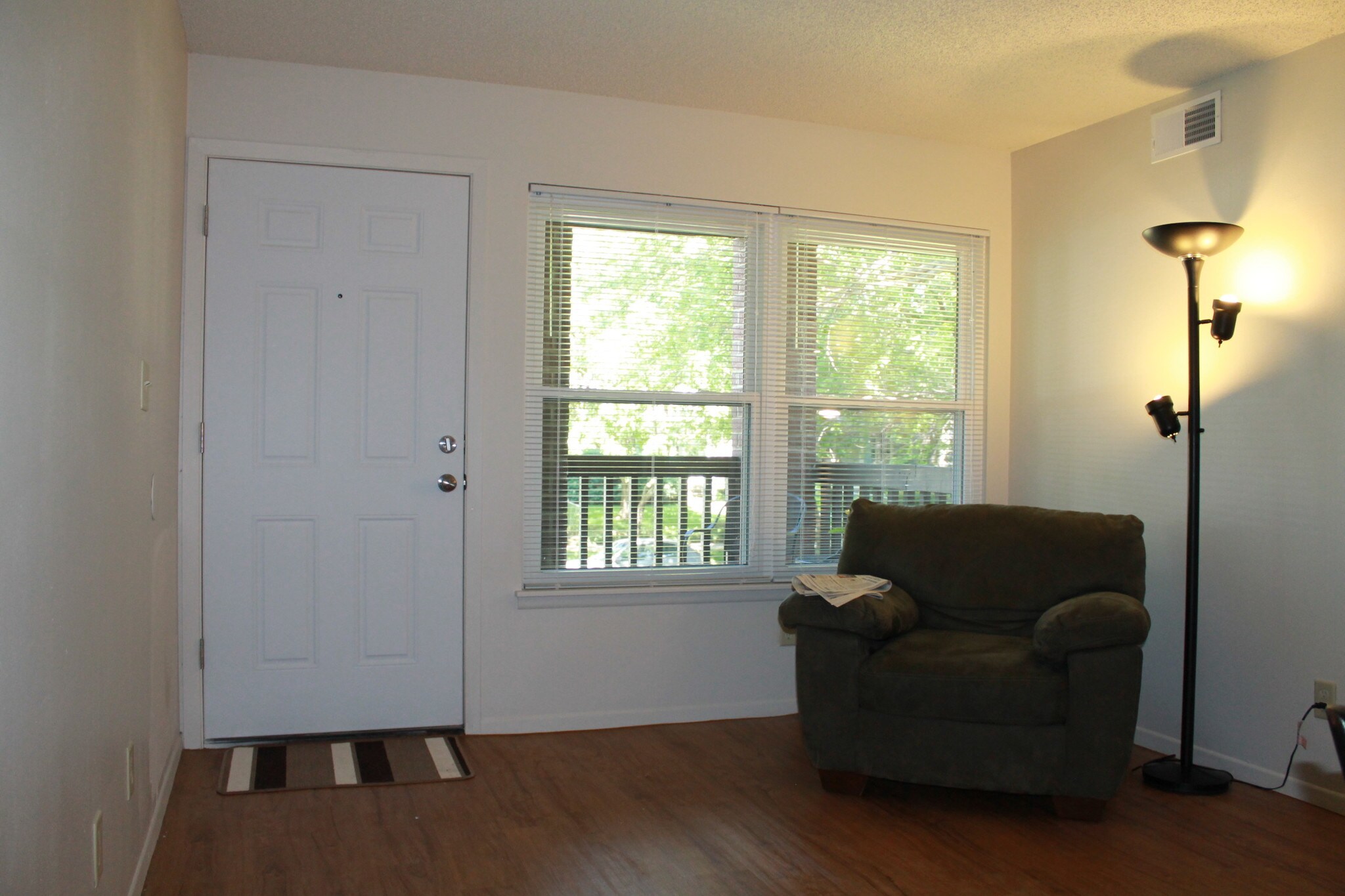 living room - 1318 SW Buchanan St