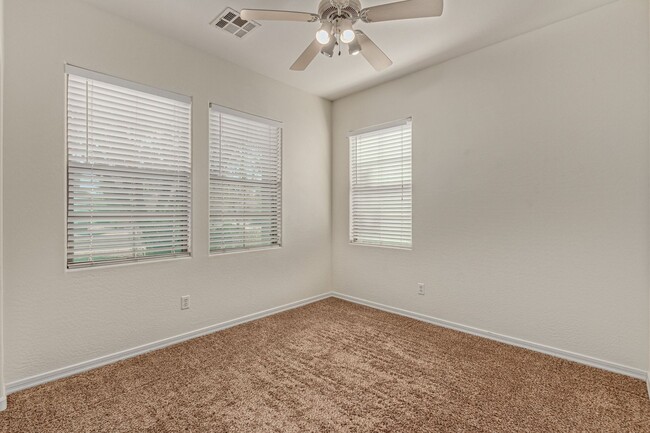 Building Photo - SPACIOUS 4BR/3BA in Peoria!