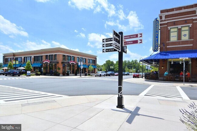 Building Photo - 909 Rockwell Ave