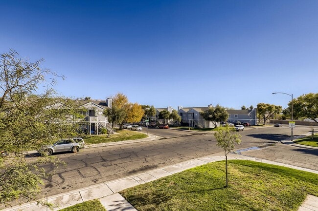 Building Photo - LOVELY 2 bedroom Condo Ready for Immediate Move in!!