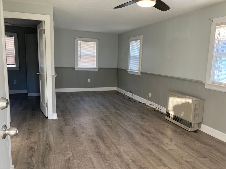 Building Photo - 31 W Old Orchard Ave