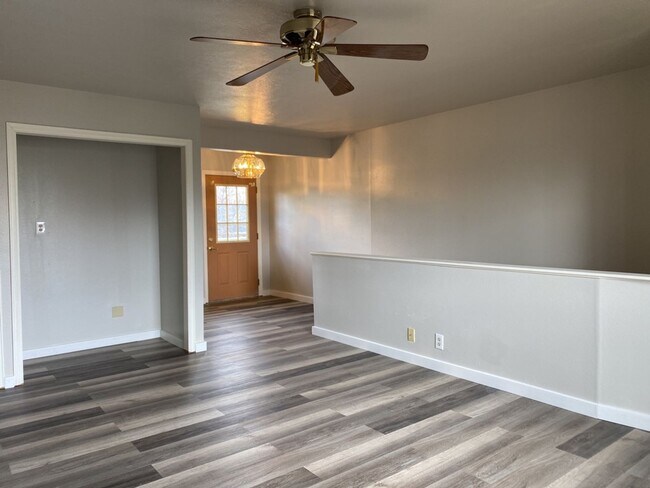 Building Photo - 2 Bedroom 2 Bath Townhome w/ large 2 car garage - Freshly remodeled - Available Now