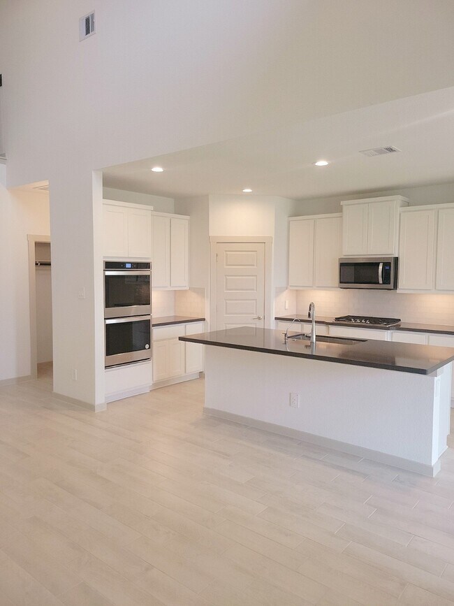 Building Photo - 28434 Eli Eagle St