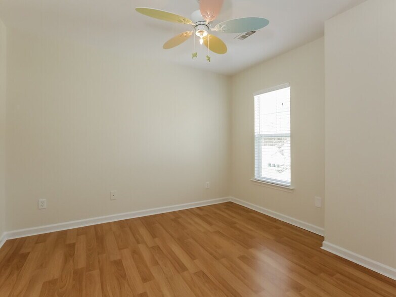 Building Photo - 8264 Chatham Oaks Dr