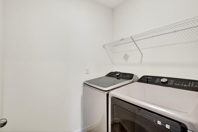 Building Photo - 393 SW Tarra Ave