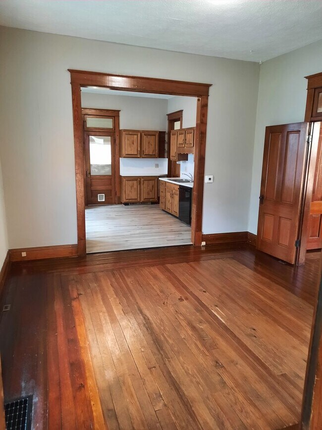 Building Photo - Lovely 3 bedroom 1 bath home