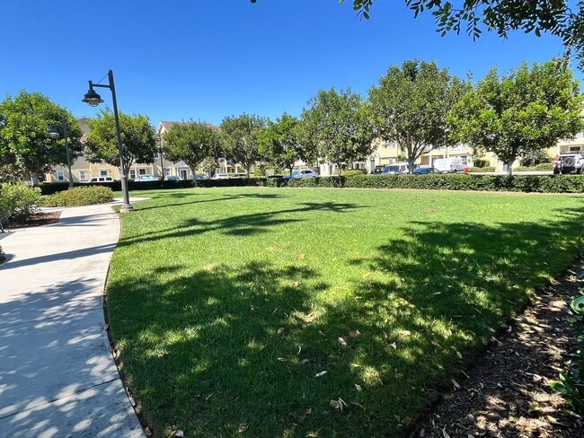 Building Photo - Beautiful Tri-level in Irvine!