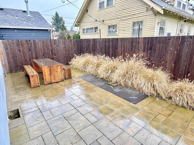 Building Photo - Boise Neighborhood 2-Story with A/C, Attached Garage, Fenced Backyard
