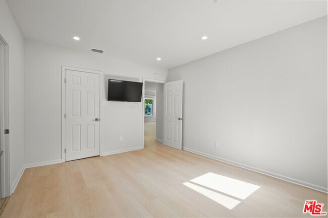 Building Photo - 619 Westmount Dr
