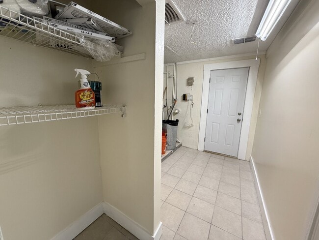 Building Photo - "Charming 3-Bedroom Home with Granite Countertops on Sunfish Drive, Hudson, FL!"