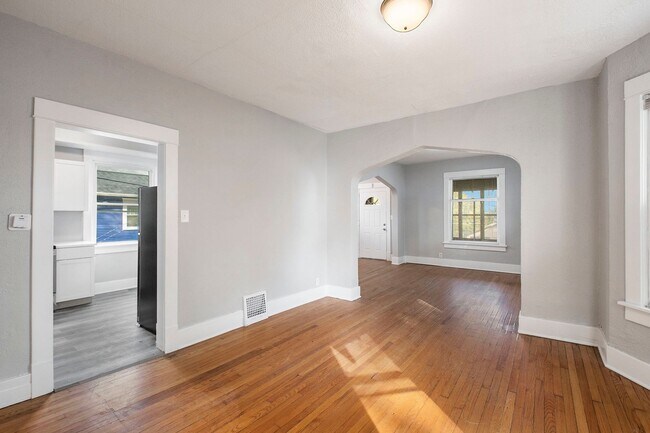 Building Photo - 3 bed/1.5 Bath Single Family Home