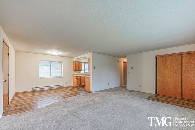 Building Photo - Classical Cute Duplex w/ 2 Bed 1 Bath in Washougal!