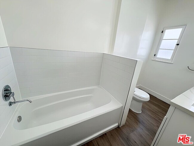 Building Photo - 126 S Hamilton Dr