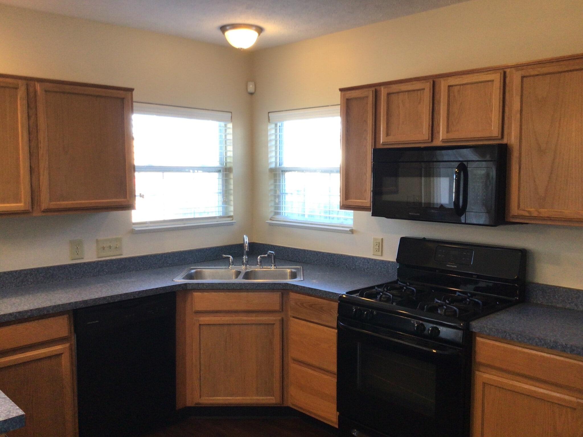 Building Photo - 2440 Tiptop Dr