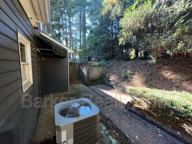 Building Photo - 1667 Village Glenn Dr