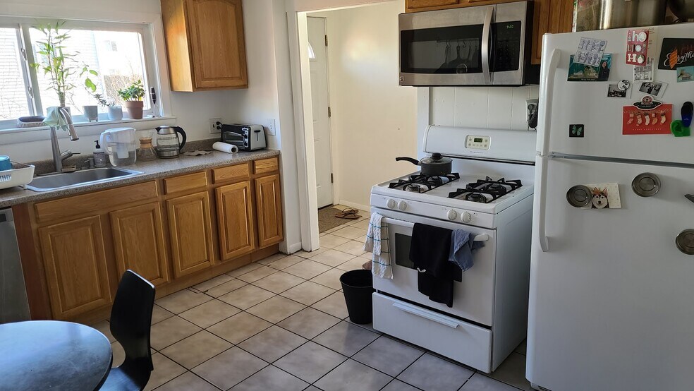 Building Photo - 19 Hunting St