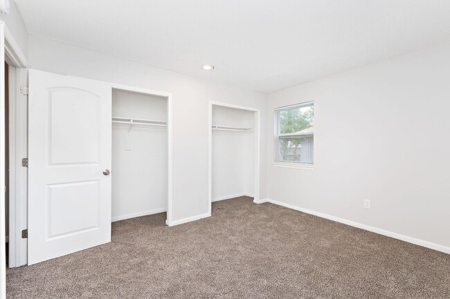 Building Photo - Remodeled & Updated 2 Bedroom Duplex Unit!