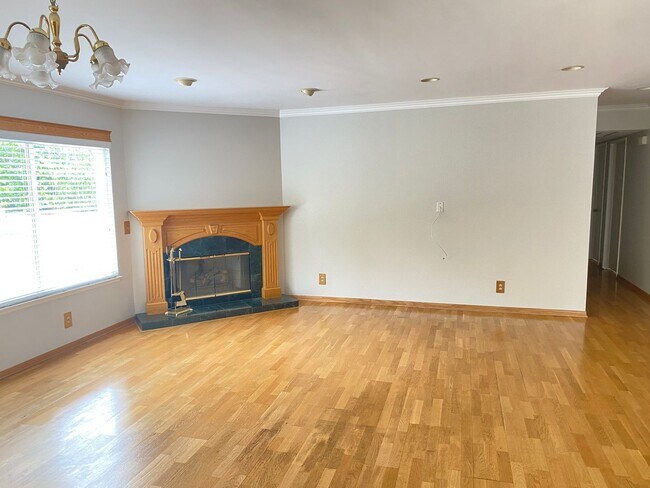 Building Photo - Single story 3 bed, 2 bath home on a large...