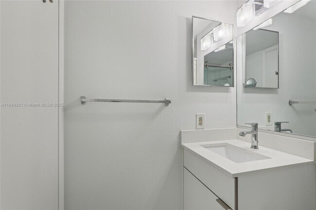 Building Photo - 540 Brickell Key Dr